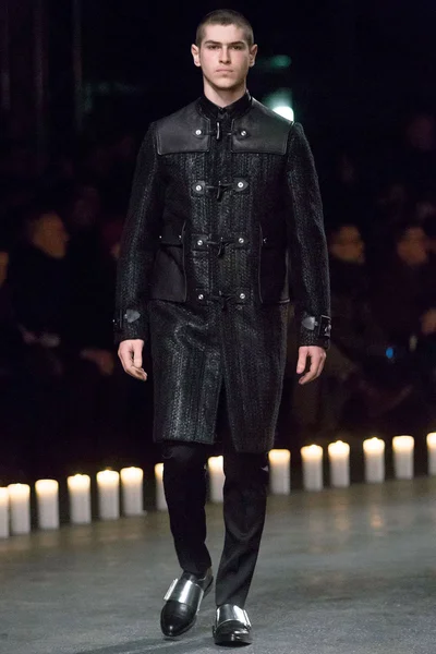 Look 16